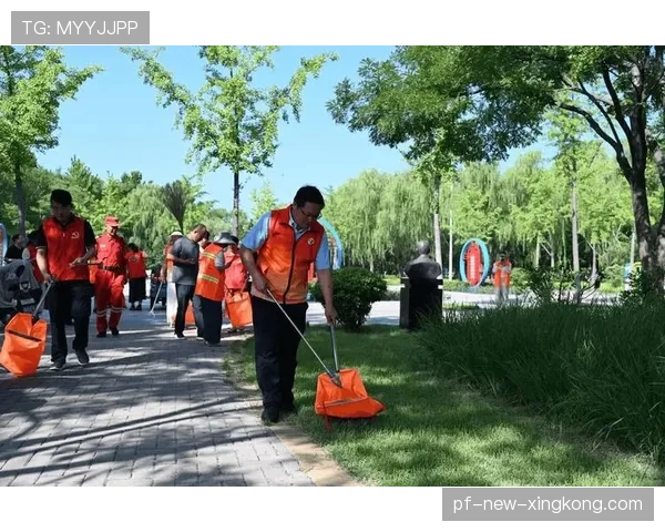 清洁工的中场休息：十五分钟扫完草坪，清洁工扫马路累吗